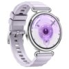 Fioletowy smartwatch z okrągłą tarczą, na której widoczne są cyfry i oznaczenia godzinowe oraz licznik kilometrów. Pasek zegarka jest również fioletowy, a na tarczy znajduje się wskazówka i dodatkowe oznaczenia.