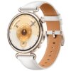 Smartwatch z okrągłą tarczą w kolorze złotym, z białym skórzanym paskiem i metalowymi elementami. Na tarczy widoczne są cyfry oraz oznaczenia godzinowe, a także ikona roweru i napis "1886 km".