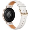 Biały smartwatch z okrągłą tarczą i złotymi elementami, widoczny od strony paska. Na zapięciu paska znajduje się napis "HUAWEI".