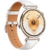 Smartwatch z okrągłą tarczą w odcieniach złota i bieli, z białym skórzanym paskiem i metalową klamrą. Na tarczy widoczne są cyfry oraz ikona roweru.