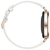 Biały smartwatch z okrągłą tarczą i złotą obudową, widoczny z boku, z białym paskiem i metalowym zapięciem. Tarcza zegarka jest czarna, a obudowa ma delikatne złote wykończenie.