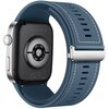 Na zdjęciu widoczny jest smartwatch z niebieskim paskiem i metalową klamrą z wygrawerowanym napisem "HUAWEI". Na odwrocie zegarka znajdują się sensory oraz napisy techniczne, w tym "Made in China" i oznaczenia certyfikacyjne.