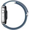 Srebrny smartwatch z niebieskim paskiem, widoczny z boku, z okrągłym przyciskiem i napisem "HUAWEI" na koronce. Pasek jest zapięty, a obudowa zegarka ma metaliczne wykończenie.