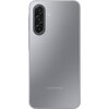 Na zdjęciu widoczny jest tył szarego smartfona z trzema pionowo ułożonymi aparatami i lampą błyskową obok. Na dole obudowy znajduje się logo "SAMSUNG".