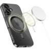 Czarne etui TECH-PROTECT Magflex MagSafe do Apple iPhone 17 z widocznym okrągłym wycięciem na logo iPhone oraz zbliżającą się białą ładowarką MagSafe. Etui posiada wycięcia na przyciski i porty, a wokół wycięcia na logo widoczny jest efekt świetlny.
