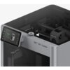 Na zdjęciu widoczna jest drukarka 3D z wyświetlaczem dotykowym, na którym znajduje się interfejs użytkownika z napisem "Bambu Lab X1 Series" oraz ikonami temperatury i połączenia Wi-Fi. Na obudowie drukarki widnieje logo "Bambu Lab" oraz napis "X1-Carbon"
