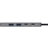 Na zdjęciu widoczny jest szary hub z dwoma portami USB typu A, dwoma portami USB typu C oraz małą diodą sygnalizacyjną. Obok jednego z portów USB typu C znajduje się symbol ładowania.