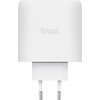 Biały zasilacz do laptopa z dwoma portami USB-C, z widocznym logo "Trust" na obudowie. Produkt ma wtyczkę z dwoma bolcami.
