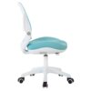 Jasnoniebieski fotel obrotowy z białą podstawą i kółkami, posiada ergonomiczne oparcie i siedzisko. Konstrukcja fotela jest nowoczesna, z wyraźnie zaznaczonymi liniami i gładkim wykończeniem.