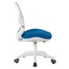 Ciemnoniebieski fotel biurowy z białą podstawą i kółkami, widoczny z boku. Oparcie i siedzisko mają wyraźną teksturę, a konstrukcja jest nowoczesna i ergonomiczna.