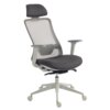 Szary fotel biurowy z siatkowym oparciem, regulowanym zagłówkiem i podłokietnikami, osadzony na pięcioramiennej podstawie z kółkami. Produkt ma ergonomiczny design i nowoczesny wygląd.