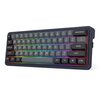 Na zdjęciu znajduje się klawiatura mechaniczna z podświetleniem RGB, posiadająca ciemne klawisze z białymi oznaczeniami, w tym klawisze takie jak ESC, BACKSPACE, ENTER, SHIFT, CTRL, WIN, ALT, FN, CAPS LOCK, TAB oraz cyfry od 1 do 0. Klawiatura ma kompakto