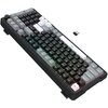 Na zdjęciu znajduje się klawiatura mechaniczna z kolorowym podświetleniem RGB, z klawiszami w różnych odcieniach szarości i czerni oraz białymi klawiszami funkcyjnymi. Obok klawiatury widoczny jest mały odbiornik USB.