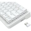 Biała klawiatura mechaniczna z widocznymi klawiszami, takimi jak "Shift", "Ctrl", "Fn", oraz strzałkami kierunkowymi. Obok klawiatury znajduje się biały adapter USB z napisem "REDRAGON".