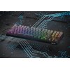 Na zdjęciu znajduje się klawiatura mechaniczna z podświetleniem RGB, umieszczona na tle przypominającym obwody elektroniczne. Na obudowie klawiatury widoczne jest logo "REDRAGON".