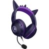Fioletowe słuchawki nauszne z kocimi uszami i kolcami, posiadają mikrofon na elastycznym pałąku oraz logo RAZER na pałąku. Na nauszniku widoczny jest symbol przypominający sylwetkę postaci.
