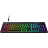 Czarna klawiatura z podświetleniem RGB, ukazująca różnokolorowe światła na klawiszach, z widocznym logo producenta na górze. Na klawiaturze znajdują się dodatkowe przyciski multimedialne oraz pokrętło, a na obudowie widoczny jest napis "RAZER".