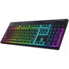 Na zdjęciu znajduje się klawiatura z podświetleniem RGB, z widocznym logo producenta na górze. Klawisze są podświetlone w różnych kolorach, a na obudowie widnieje napis "RAZER".