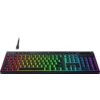 Czarna klawiatura z podświetleniem RGB, z widocznymi klawiszami numerycznymi i funkcyjnymi, oraz logo "RAZER" na dolnej części. Klawiatura posiada dodatkowe przyciski multimedialne i rolkę do regulacji głośności.