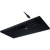 Czarno-szara klawiatura widziana od spodu z widocznymi czterema gumowymi nóżkami, portem USB-C oraz zieloną diodą. Obok klawiatury znajduje się odłączony kabel USB-C.