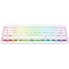 Biała klawiatura mechaniczna z podświetleniem RGB, na której widoczne są klawisze z oznaczeniami liter, cyfr i funkcji, a na obudowie znajduje się logo "RAZER".