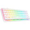 Biała klawiatura mechaniczna z podświetleniem RGB, na której widoczne są klawisze z oznaczeniami takimi jak "esc", "tab", "caps", "shift", "ctrl" oraz symbole specjalne. Klawisze mają wyraźne, kolorowe podświetlenie, które przechodzi przez różne odcienie 