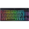 Na zdjęciu znajduje się klawiatura z podświetleniem RGB, z widocznymi klawiszami funkcyjnymi od F1 do F12 oraz klawiszami numerycznymi i literowymi. Na dolnej części klawiatury widoczny jest napis "RAZER".