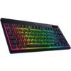 Na zdjęciu znajduje się klawiatura z podświetleniem RGB, z widocznymi klawiszami funkcyjnymi i alfanumerycznymi. Na obudowie klawiatury widoczne jest logo producenta.