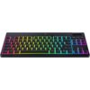 Na zdjęciu widoczna jest klawiatura z podświetleniem RGB, z klawiszami w układzie QWERTY oraz dodatkowymi przyciskami multimedialnymi. Na obudowie znajduje się logo producenta "RAZER".
