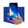 Na zdjęciu widać dłoń trzymającą smartfon z wyświetlaczem pokazującym godzinę 11:25 oraz datę "Monday, June 3". Tło jest w kolorze niebieskim, a na ekranie widoczna jest abstrakcyjna grafika w odcieniach zieleni, bieli i niebieskiego.