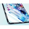 Na zdjęciu widoczny jest tablet z nałożoną folią ochronną, na ekranie którego znajduje się kolorowa grafika przedstawiająca twarz osoby z zamkniętymi oczami. Folia jest częściowo uniesiona, ukazując jej przezroczystą strukturę.