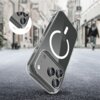 Przezroczyste etui TECH-PROTECT Flexair Hybrid MagSafe do Apple iPhone 17 Pro Max jest pokazane na tle miejskiej ulicy, z widocznym okrągłym symbolem MagSafe na tylnej części. W lewym górnym rogu znajduje się powiększenie ukazujące szczegóły aparatu telef
