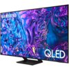 Telewizor z wyświetlaczem QLED prezentuje kolorowy, abstrakcyjny wzór w odcieniach fioletu i niebieskiego. Na ekranie widoczne są napisy "SAMSUNG" i "QLED".