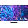 Telewizor z wyświetlaczem QLED prezentuje abstrakcyjną grafikę w odcieniach fioletu i niebieskiego. W prawym dolnym rogu ekranu widoczny jest napis "QLED".