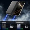Na zdjęciu widoczny jest czarny powerbank z logo, podłączony do smartfona, z niebieskimi promieniami symbolizującymi ładowanie. Na dole znajdują się informacje: "iPhone 16, 30 min, 56%" oraz "Galaxy S25 Ultra, 30 min, 54%".
