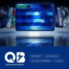 Na zdjęciu widoczny jest ekran z niebieskim motywem graficznym i wskaźnikiem naładowania baterii, otoczony przez kilka urządzeń elektronicznych. Na dole znajduje się logo "QB Quantum Boost" oraz napisy: "High speed", "Auto detection", "Universal compatibi