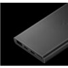 Czarny powerbank o prostokątnym kształcie z zaokrąglonymi krawędziami, posiadający kilka portów na jednym z boków oraz subtelne logo na powierzchni. Tło jest jednolicie czarne, co podkreśla minimalistyczny design urządzenia.