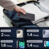 Na zdjęciu widoczny jest czarny powerbank trzymany nad otwartą walizką z ubraniami. Poniżej znajdują się grafiki z informacjami o liczbie ładowań dla różnych urządzeń: "iPhone 16 Pro 2 Times", "Galaxy S25 Ultra 1.4 Times", "iPad mini (7th gen) 1.6 Times",