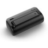 Czarny powerbank o zaokrąglonych krawędziach z widocznym przyciskiem i portem USB. Na powierzchni znajduje się logo producenta.