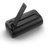 Czarny powerbank o pojemności 5000 mAh z widocznym przyciskiem i portem ładowania, posiada wysuwany element z logo producenta. Produkt ma gładką, matową powierzchnię i zaokrąglone krawędzie.