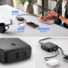 Na zdjęciu widoczny jest czarny powerbank z logo producenta, podłączony do smartfona i słuchawek bezprzewodowych, z oznaczeniami mocy: "USB-C Port 30.0W", "USB-A Port 22.5W" oraz "Built-in USB-C Cable 30.0W". Obok powerbanka znajduje się kubek, notatnik i