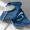 Niebieskie etui na telefon z funkcją MagSafe, z widocznym okrągłym magnesem i podłączonym kablem, leży na jasnej powierzchni. Etui ma wycięcia na aparat, głośnik i port ładowania.