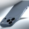 Granatowe etui na telefon z trzema otworami na aparaty i okrągłym wzorem na tylnej części, wykonane z półprzezroczystego silikonu. Widoczne są przyciski boczne oraz otwór na lampę błyskową.