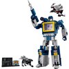 Na zdjęciu znajduje się zestaw klocków LEGO przedstawiający robota z serii Transformers, z niebiesko-szarym korpusem i żółtym panelem na klatce piersiowej. Obok robota widoczne są mniejsze modele, w tym czarno-srebrny piesek oraz tabliczka z napisem "SOUN