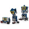 Na zdjęciu widoczny jest zestaw LEGO przedstawiający transformującego się robota, który zmienia się z kasetowego odtwarzacza w humanoidalną postać. Obok robota znajdują się mniejsze elementy, przypominające kasety i akcesoria, a na ekranie robota widnieje