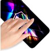 Na zdjęciu widoczny jest smartfon z kolorowym, abstrakcyjnym wzorem na ekranie, na którym spoczywa dłoń. Ekran telefonu jest pokryty szkłem hartowanym, co sugeruje jego ochronną funkcję.