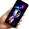 Na zdjęciu widoczna jest dłoń trzymająca smartfon z kolorowym, abstrakcyjnym wzorem na ekranie, na którym znajduje się symbol tarczy. Ekran telefonu jest otoczony cienką ramką, a całość ma nowoczesny wygląd.
