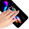 Na zdjęciu widoczny jest smartfon z kolorowym, abstrakcyjnym wzorem na ekranie, na którym znajduje się dłoń dotykająca wyświetlacza. Ekran jest pokryty szkłem hartowanym, co sugeruje jego ochronną funkcję.