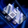 Na zdjęciu widoczne są dwie sztuki szkła hybrydowego 3MK Hardy Fusion do Apple iPhone 16 Pro Max, z nadrukowanym logo 3mk oraz kodem QR prowadzącym do tutoriala na stronie "tutorial.3mk.pl/hardy-fusion". Tło jest w odcieniach niebieskiego z abstrakcyjnymi