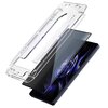 Przezroczysta osłona i ciemne szkło ochronne są pokazane w procesie nakładania na smartfon z widocznym abstrakcyjnym wzorem na ekranie. Produkt to "Szkło prywatyzujące 3MK Hardy Privzone do Samsung Galaxy S24/S25".